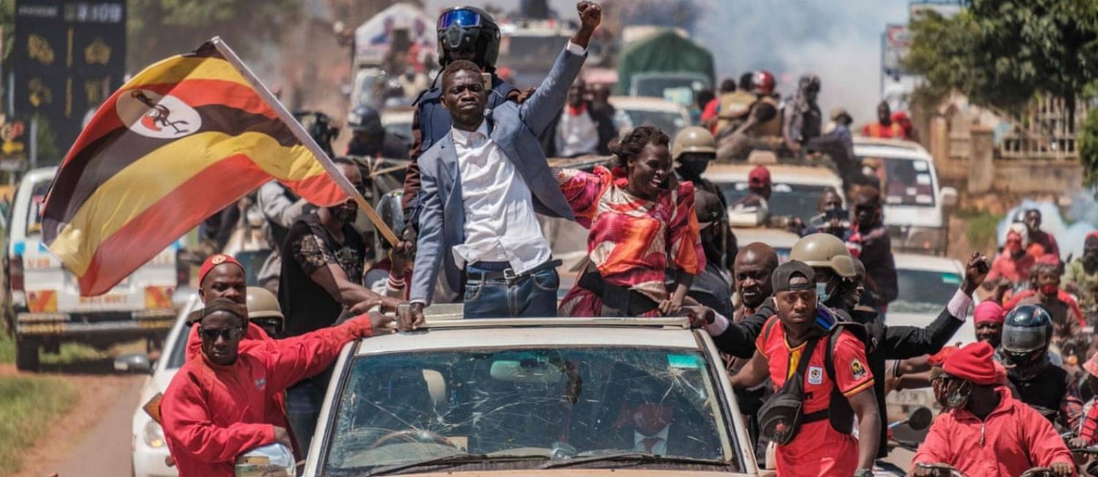 O ex-cantor e deputado Bobi Wine em campanha em Uganda. Candidato tenta derrotar o atual presidente Yoweri Museveni, há 35 anos no poder Foto: Sumy Sadurni / AFP