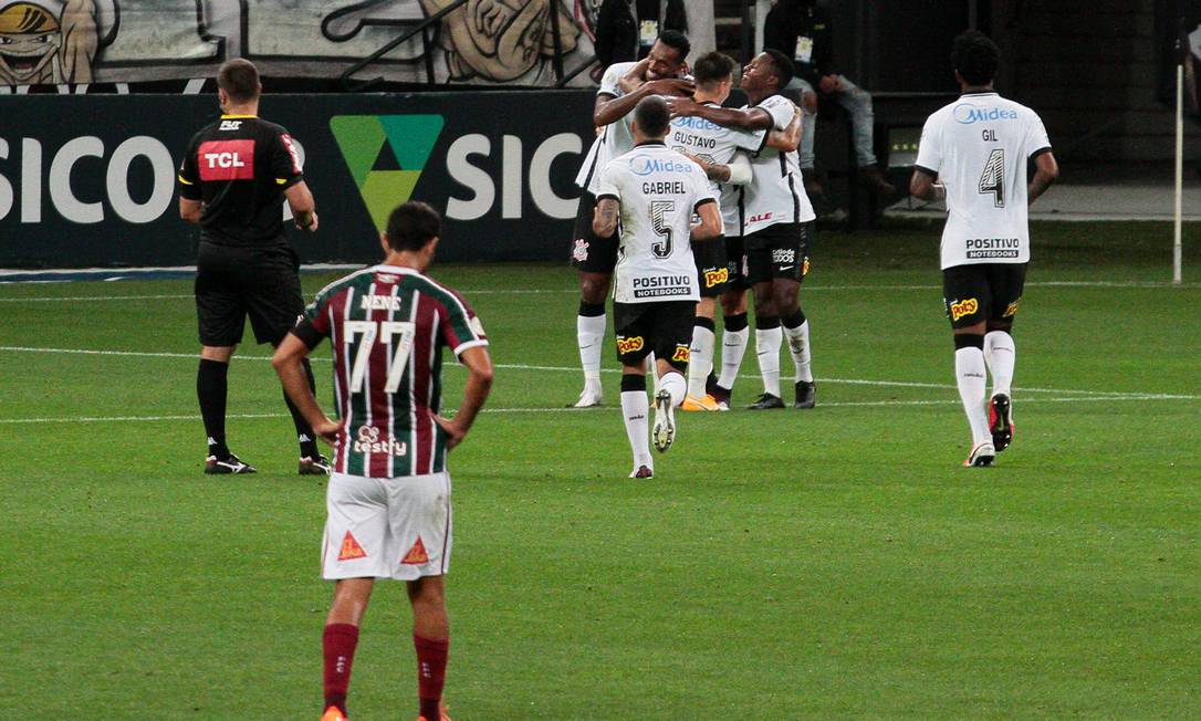 Jogadores do Corinthians comemoram gol de Fagner, enquanto Nenê lamenta Foto: Peter Leone / Ofotografico