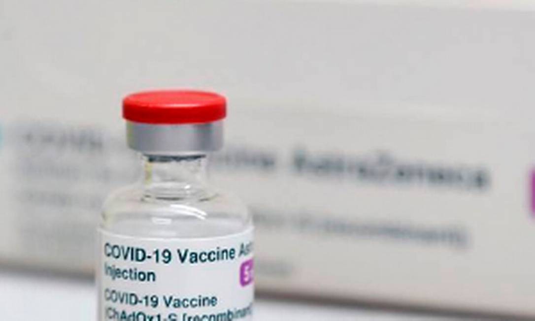 Vacina AstraZeneca/Oxford, produzida com vírus geneticamente alterado. Foto: Geoff caddick/AFP