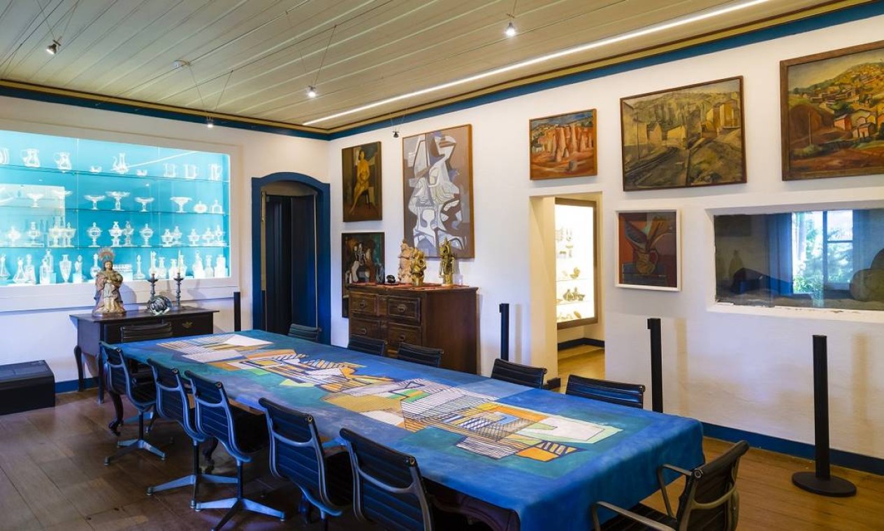 Na sala da casa, a decoração é quase exclusivamente formada por obras de Burle Marx, dos quadros à toalha de mesa Foto: Leo Martins / Agência O Globo