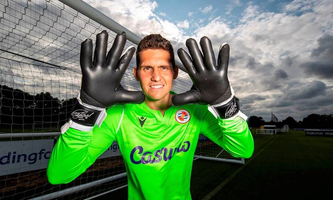 Rafael Cabral é titular e um dos principais jogadores do Reading, da segunda divisão inglesa. A equipe briga pelo acesso.
O goleiro teve longa passagem pelo Napoli e um curto período na Sampdoria antes de acertar com os ingleses. Foto: Divulgação/Reading