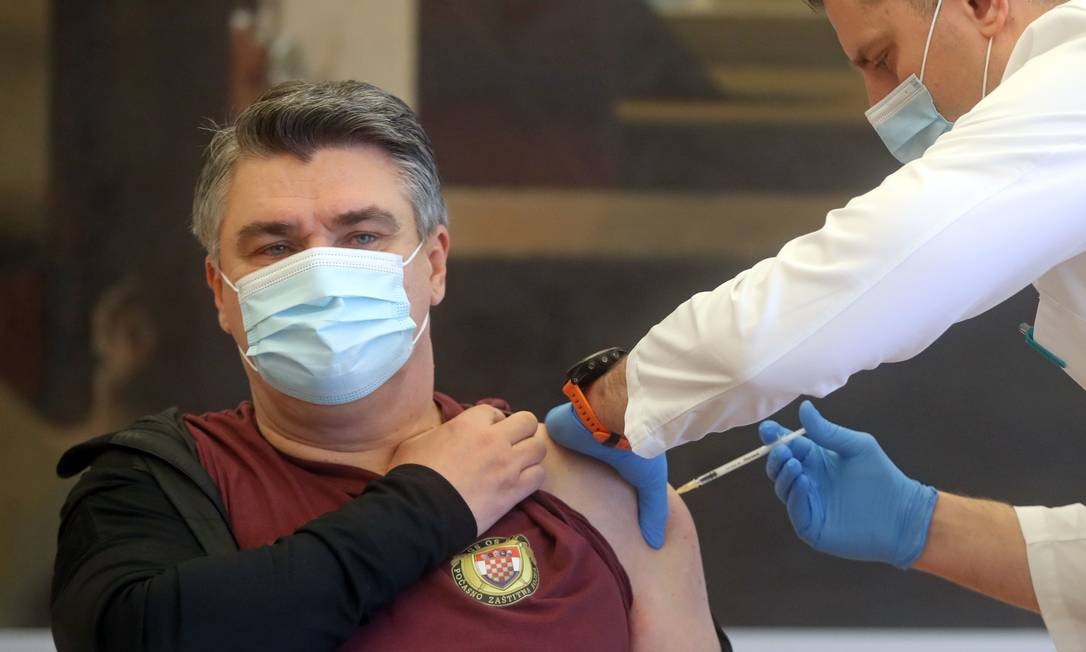Presidente croata, Zoran Milanovic, recebe dose da vacina contra a Covid-19, em Zagreb Foto: DAMIR SENCAR / AFP - 07/01/2021