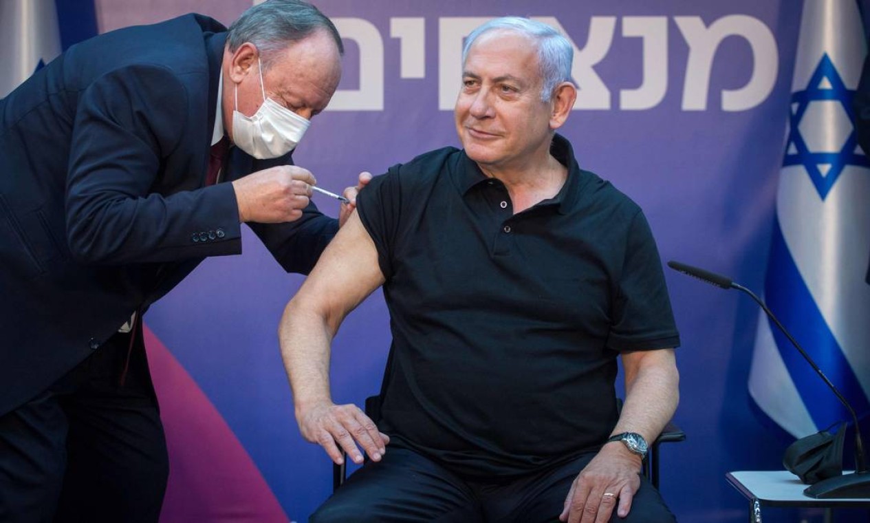 O primeiro-ministro de Israel, Benjamin Netanyahu, recebe segunda dose da vacina contra a Covid-19 em seu braço direito, no Sheba Medical Center, na cidade de Ramat Gan Foto: MIRIAM ALSTER / AFP - 09/01/2021