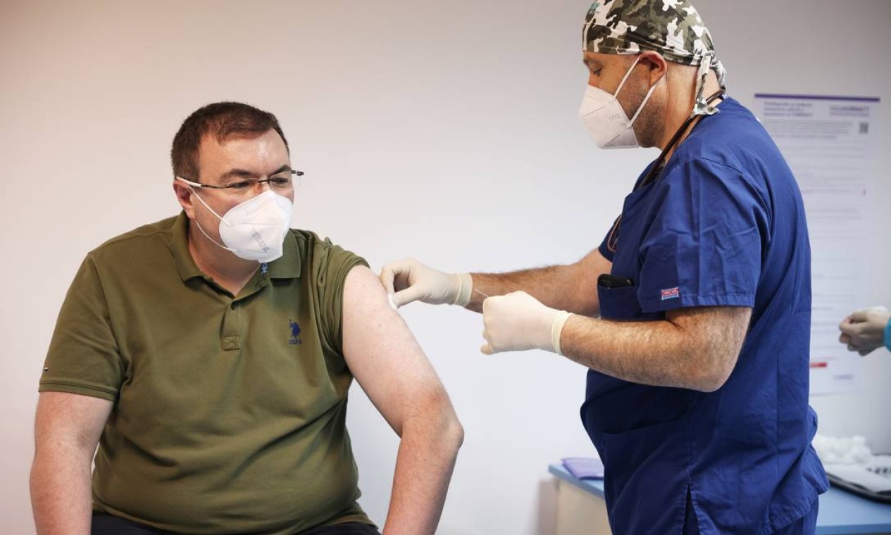 O Ministro da Saúde da Bulgária, Kostadin Angelov, recebe a vacina contra o novo coronavírus da Pfizer/BioNTech, no hospital Saint Anna, em Sofia, Bulgária Foto: STOYAN NENOV / REUTERS