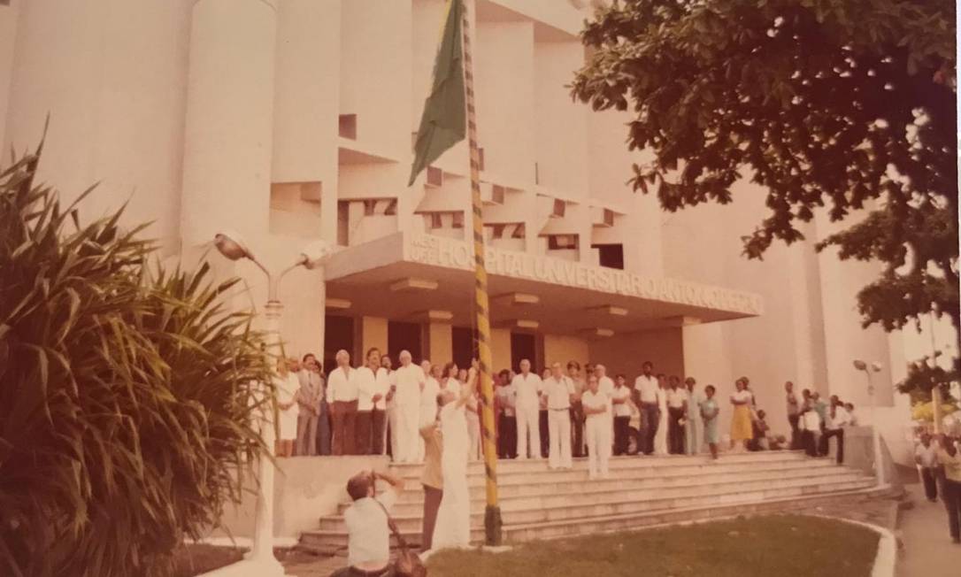 Comunidade médica na entrada do Hospital Universitário Antonio Pedro, em meados de 1970 Foto: Divulgação / Huap