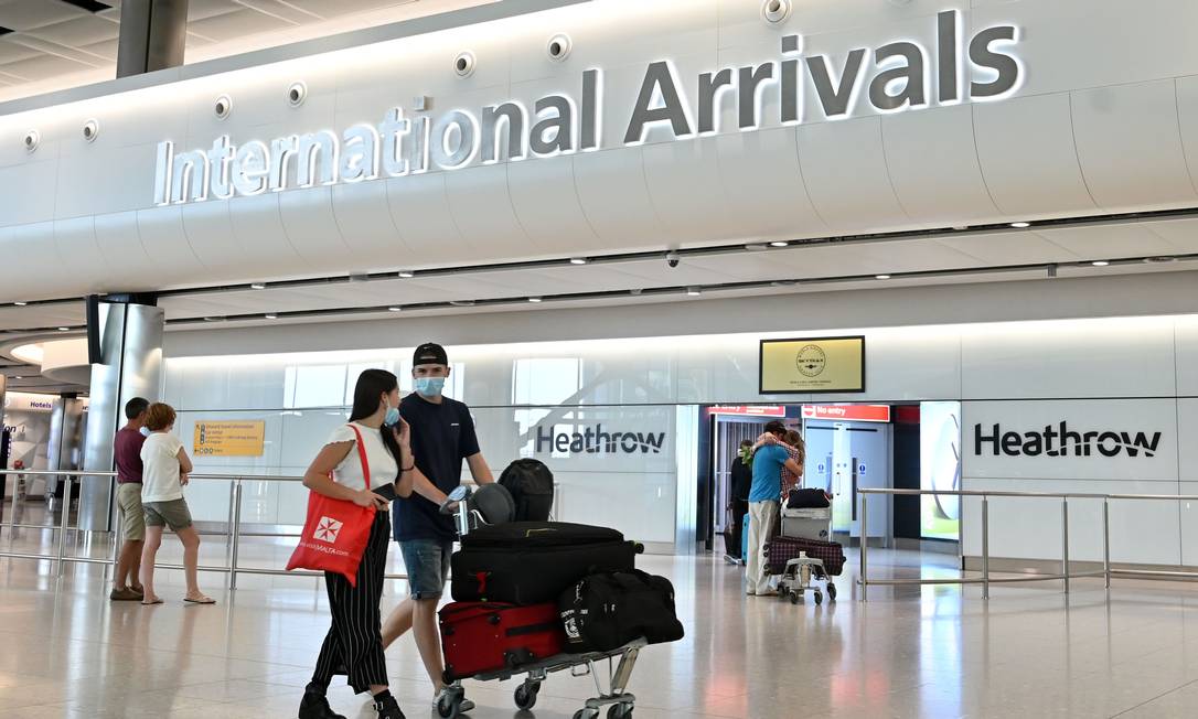 Passageiros no terminal internacional do Aeroporto Heathrow, em Londres, Reino Unido, em foto de maio de 2020 Foto: JUSTIN TALLIS / AFP