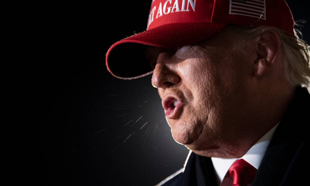 Trump fala à imprensa no Aeroporto Internacional General Mitchell, em Milwaukee, Wisconsin Foto: BRENDAN SMIALOWSKI / AFP - 02/11/2020