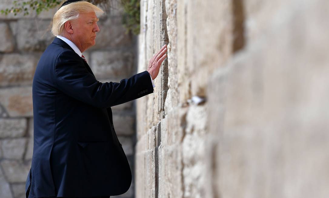 Donald Trump visita o Muro das Lamentações, local mais sagrado onde os judeus podem orar, na Cidade Velha de Jerusalém, em maio de 2017 Foto: MANDEL NGAN / AFP - 22/05/2017