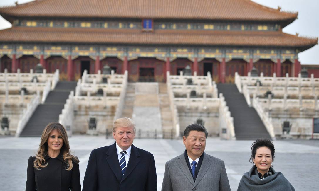 O presidente Donald Trump, a primeira-dama, Melania Trump, o presidente da China, Xi Jinping, e sua esposa, Peng Liyuan, posam na Cidade Proibida, em Pequim, em novembro de 2017. Trump chegou à capital chinesa para a etapa crítica de sua turnê pela Ásia para criar uma frente global intransigente contra as ambições de armas nucleares da "ditadura cruel" na Coreia do Norte Foto: JIM WATSON / AFP - 08/11/2017