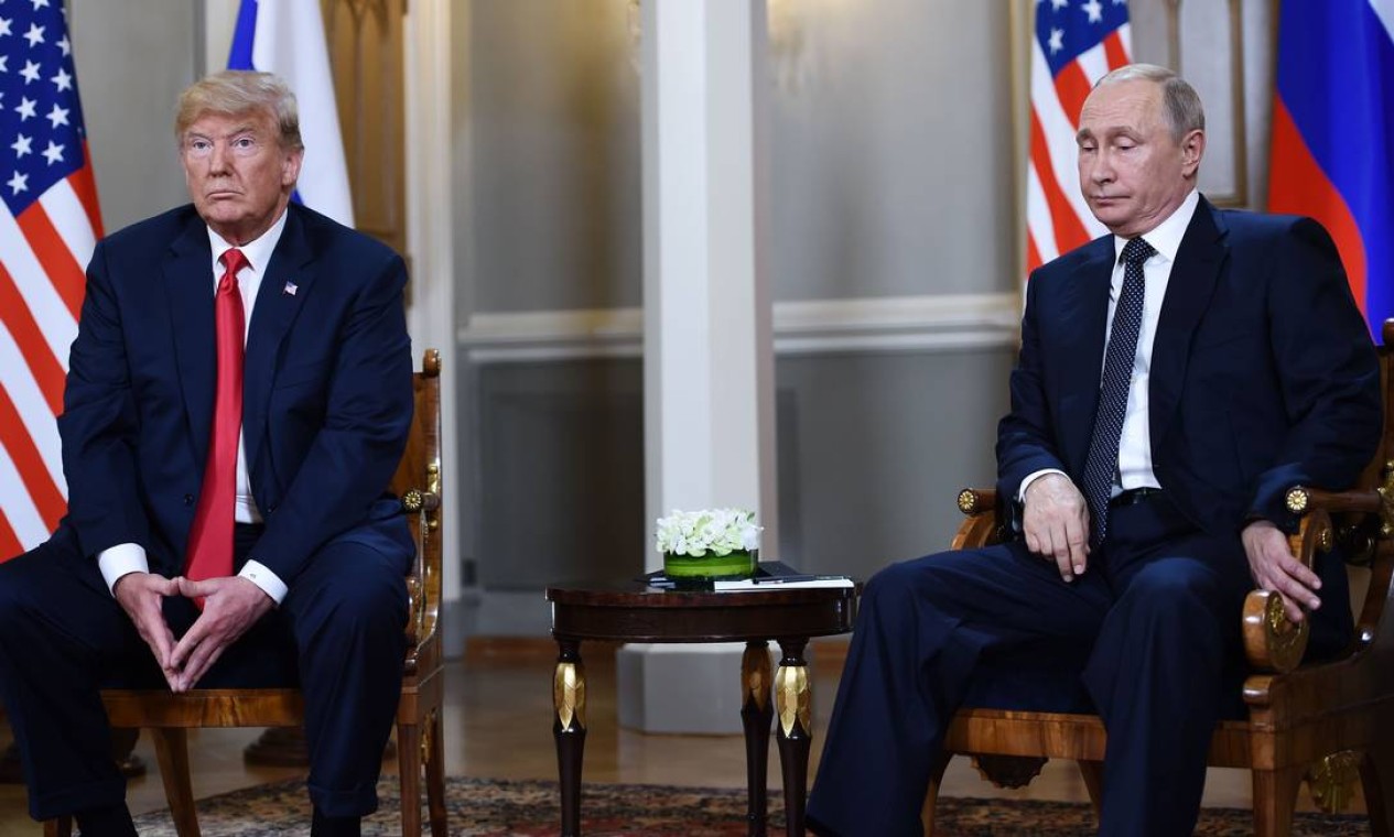 O presidente da Rússia, Vladimir Putin, e Trump participam de uma reunião em Helsinque, em julho de 2018 Foto: BRENDAN SMIALOWSKI / AFP - 16/07/2018