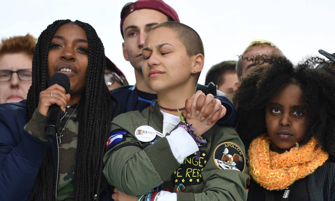 Estudantes da Marjory Stoneman Douglas High School reunidos durante o ato March for Our Lives Rally (Marcha pelas nossas vidas), em Washington, em março de 2018. Motivados pelo massacre emocorrido no colégio da Flórida, centenas de milhares de americanos tomaram as ruas de cidades dos EUA no maior protesto contra o controle de armas Foto: JIM WATSON / AFP - 24/03/2018
