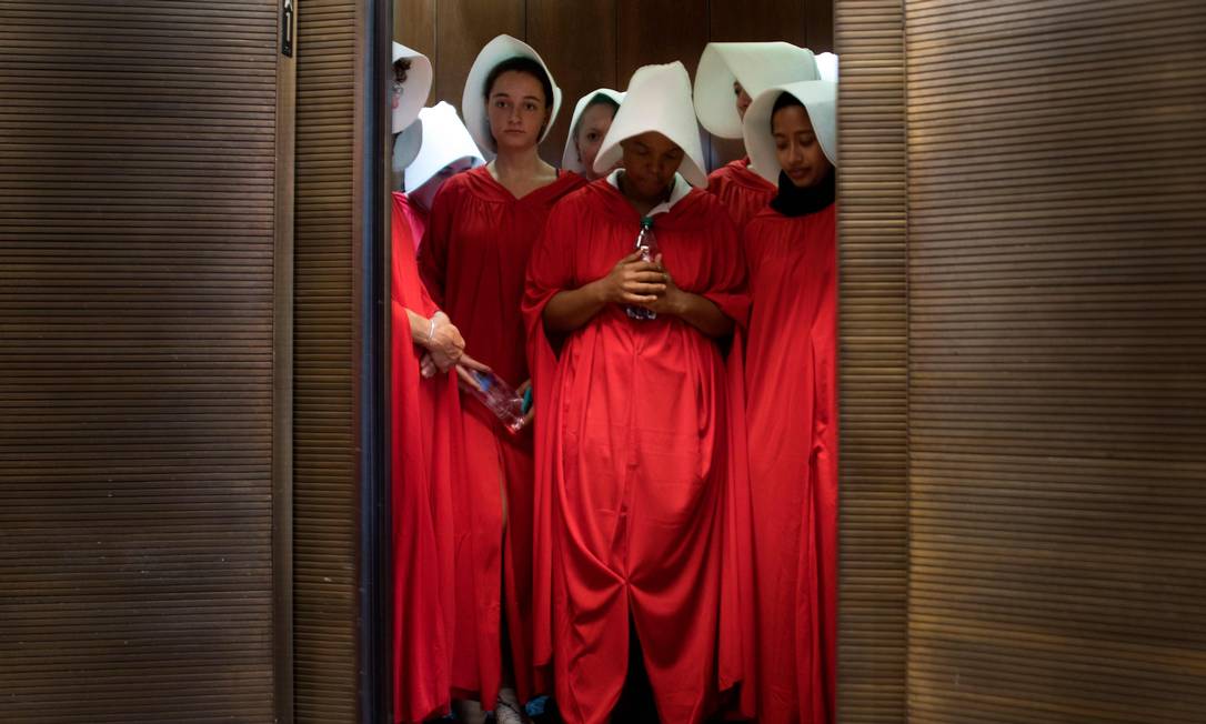 Mulheres protestam vestidas como personagens do romance que se tornou série de TV "The Handmaid's Tale" ("O Conto da Aia") enquanto o indicado de Trump à Suprema Corte, Brett Kavanaugh, começa o primeiro dia de sua audiência de confirmação diante do Senado dos EUA, no Capitólio, em Washington, em setembro de 2018 Foto: JIM WATSON / AFP - 04/09/2018