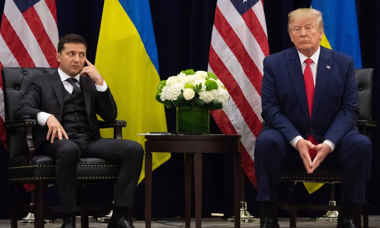 O presidente dos EUA, Donald Trump, e o presidente ucraniano, Volodymyr Zelensky, durante reunião, em Nova York, em setembro de 2019, à margem da Assembleia Geral das Nações Unidas Foto: SAUL LOEB / AFP - 25/09/2019
