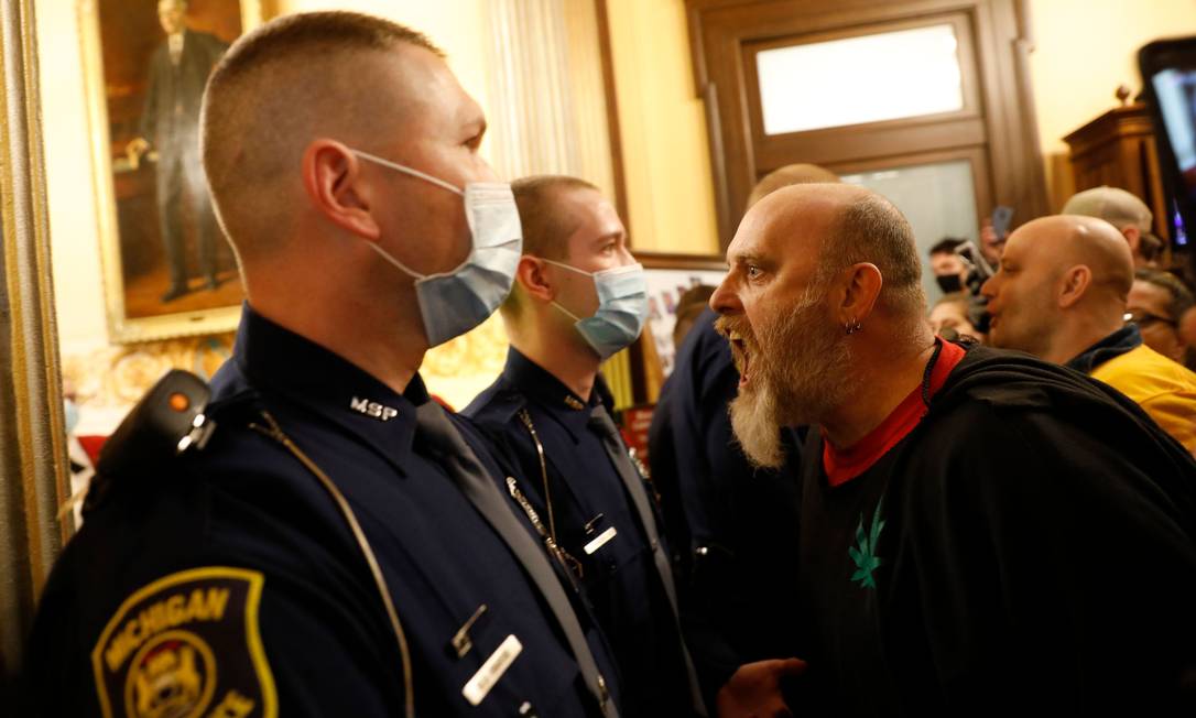 Manifestantes tentam entrar na Câmara de Michigan, em Lansing, após protesto contra o fechamento do comércio imposto pela governadora de Michigan, Gretchen Whitmer, para conter o avanço da Covid-19, em abril de 2020 Foto: JEFF KOWALSKY / AFP - 30/04/2020