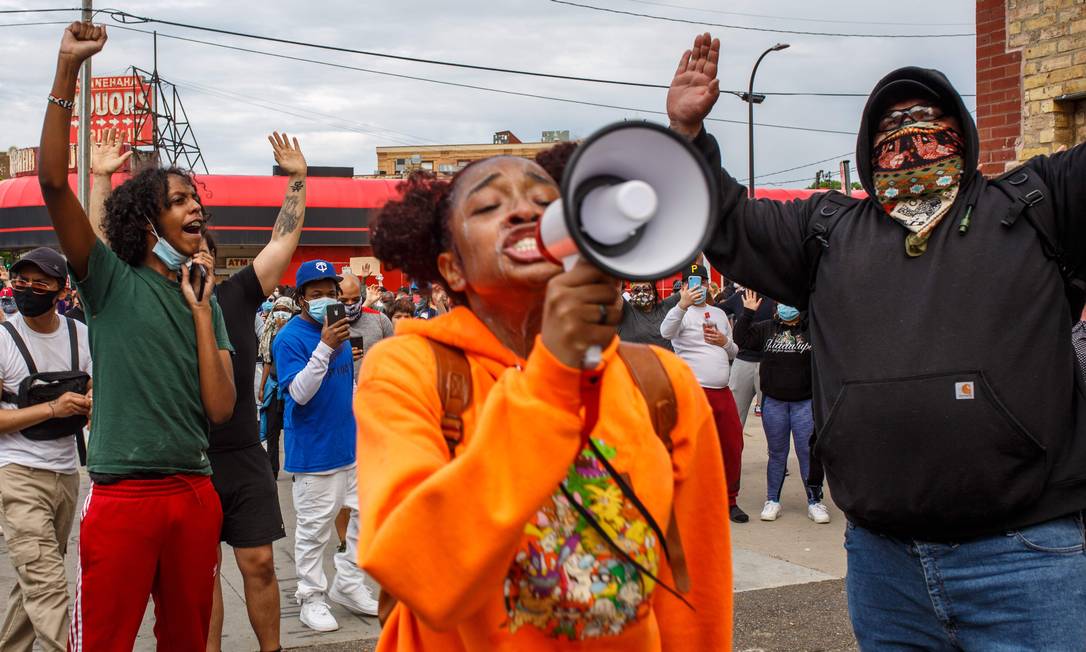 Manifestantes protestam contra a morte de George Floyd fora da 3ª Delegacia de Polícia, em 27 de maio, em Minneapolis, Minnesota. A família de Floyd, morto pela polícia de Minneapolis enquanto estava algemado sob custódia, exigiu que os policiais fossem acusados de assassinato Foto: KEREM YUCEL / AFP - 27/05/2020