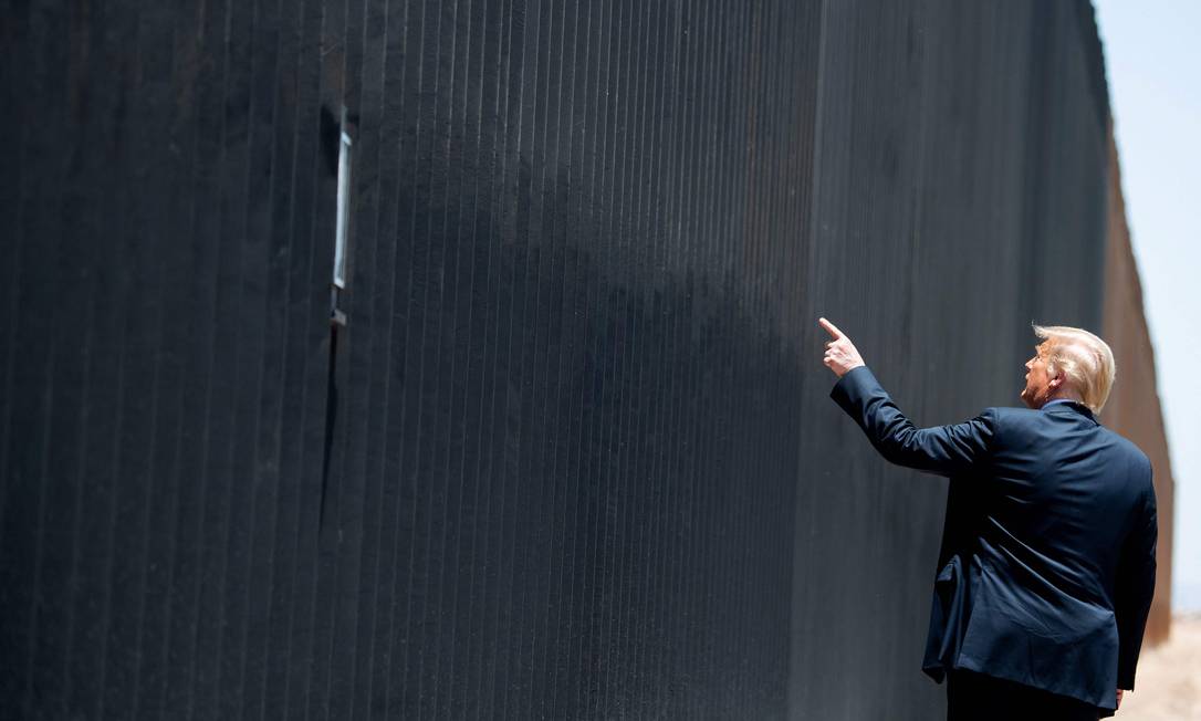Trump participa de cerimônia comemorativa da 200ª milha do muro de fronteira com o México, em San Luis, Arizona Foto: SAUL LOEB / AFP - 23/06/2020