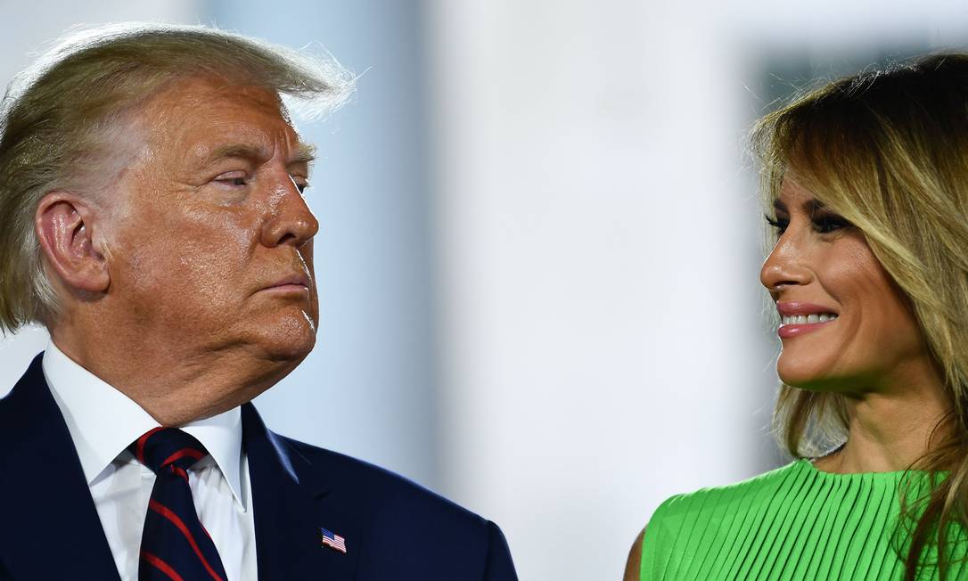A primeira-dama dos EUA, Melania Trump, sorri para Donald Trump na conclusão do último dia da Convenção Nacional Republicana, no gramado sul da Casa Branca Foto: BRENDAN SMIALOWSKI / AFP - 27/08/2020