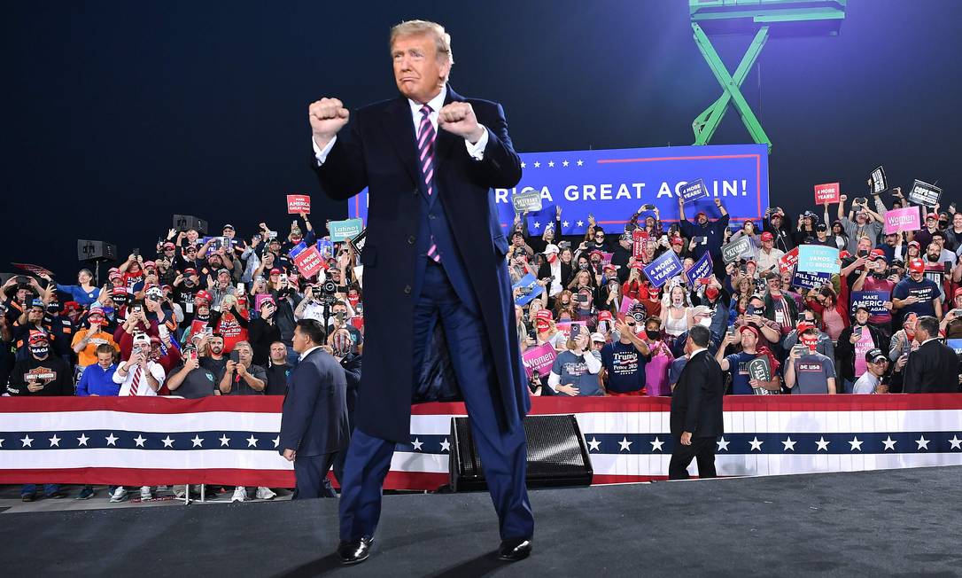 Donald Trump chega para um comício de campanha no Aeroporto Internacional de Pittsburgh, em Moon Township, Pensilvânia Foto: MANDEL NGAN / AFP 22/09/2020