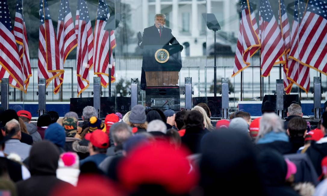 O presidente dos EUA, Donald Trump, fala a apoiadores do The Ellipse, próximo à Casa Branca, em 6 de janeiro de 2021, em Washington. Sem reconhecer a derrota nas urnas, Trump discursou para milhares de apoiadores, inflamando uma multidão a marchar para o Congresso, onde se realizaria a sessão de certificação da vitória de Joe Biden Foto: BRENDAN SMIALOWSKI / AFP - 06/01/2021