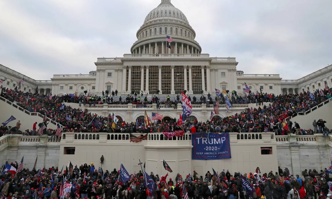 Multidão de apoiadores do presidente dos Estados Unidos, Donald Trump, invade o Capitólio, em Washington, em 6 de janeiro de 2021. Episódio, classificado como ato de insurreição e um atentado contra a democracia, foi condenado por aliados, opositores e líderes mundiais Foto: LEAH MILLIS / REUTERS - 06/01/2021