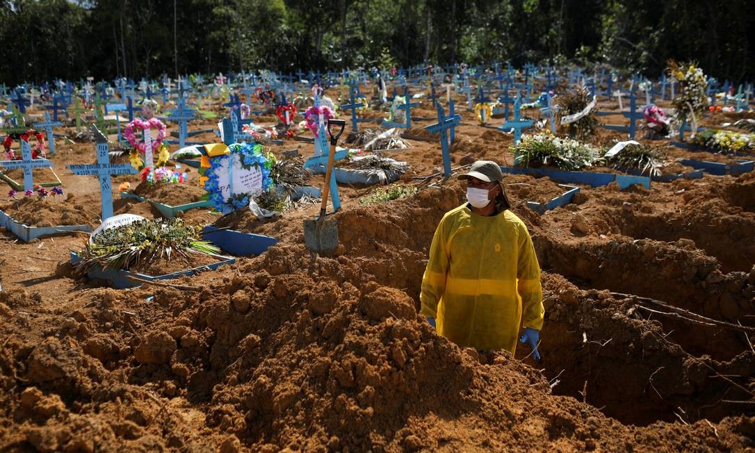 Coveiro trabalha no cemitério do Parque Tarumã, em meio ao novo surto de coronavírus vivido pela população de Manaus Foto: Bruno Kelly / REUTERS - 31/12/2020