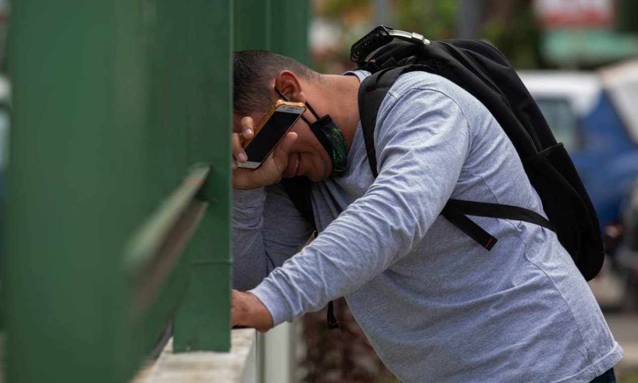 Um homem chora do lado de fora do Hospital 28 de Agosto, em Manaus. A cidade, com dois milhões de habitantes, já havia passado por cenas de pesadelo nos meses de abril e maio, com valas comuns e caminhões frigoríficos estacionados em frente aos hospitais para empilhar os mortos Foto: MICHAEL DANTAS / AFP - 14/01/2021