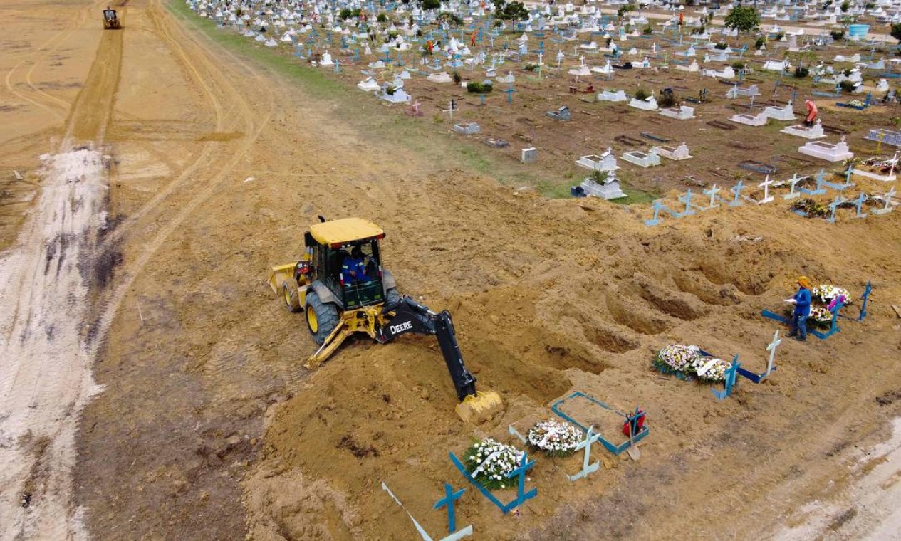 Um trator cava sepulturas em uma nova área do cemitério de Nossa Senhora Aparecida reservada às vítimas do novo coronavírus Foto: MICHAEL DANTAS / AFP - 08/01/2021