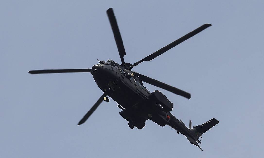 Helicóptero sobrevoa a Maré durante operação em 2018 Foto: Marcos de Paula/20.02.2018 / Agência O Globo