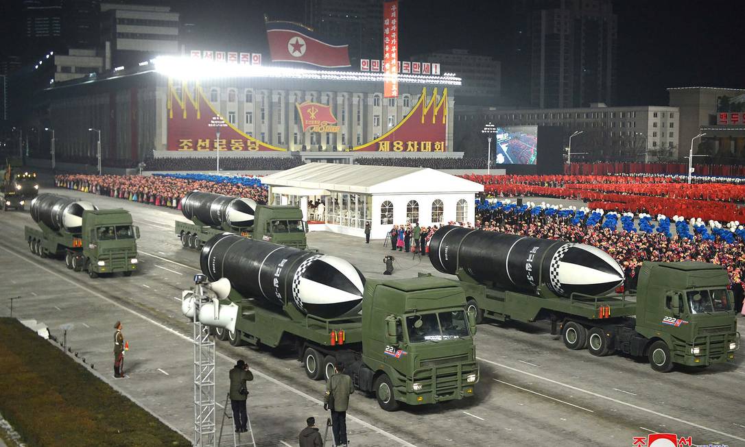 Mísseis balísticos são apresentados durante parada militar em Pyongyang, na noite de quinta-feira Foto: - / AFP