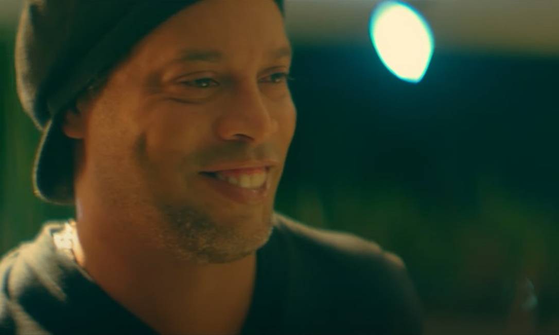 Ronaldinho no clipe de 'Rolê aleatório', novo single da Tropa do Bruxo Foto: Reprodução