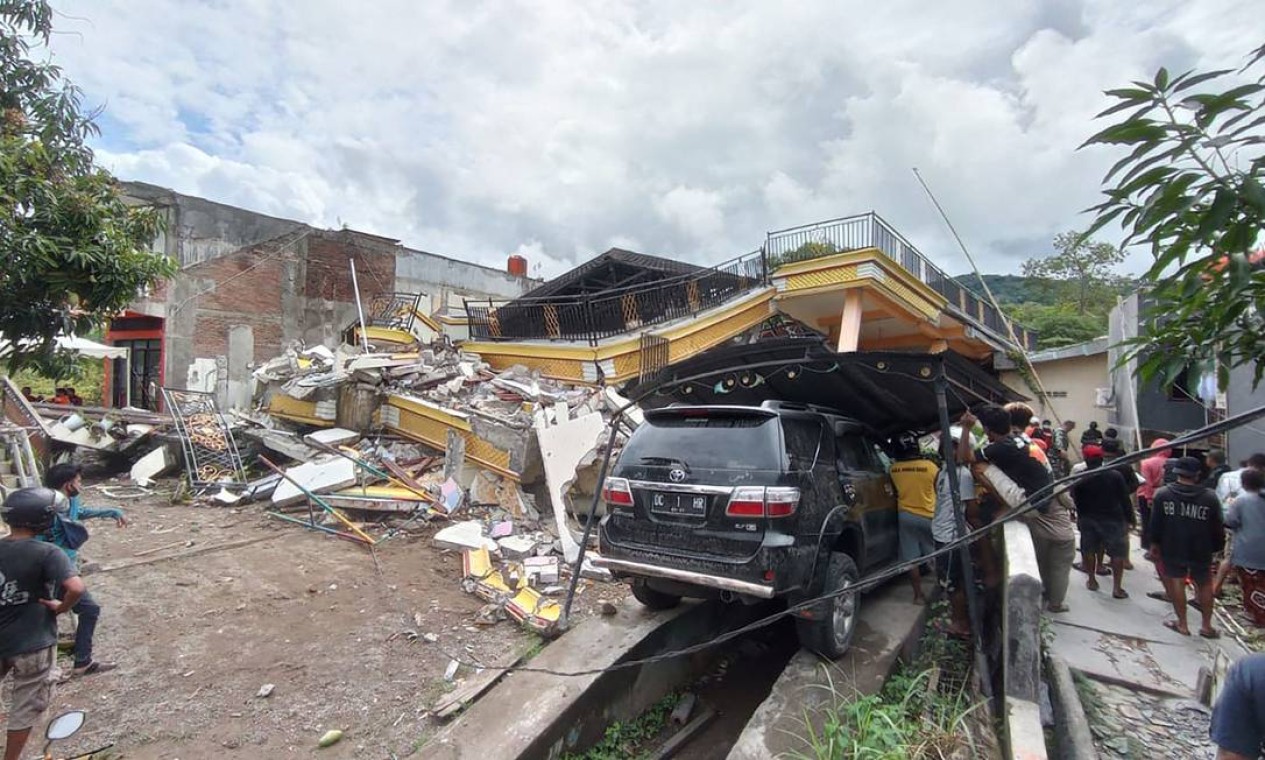 Equipes de resgate procuram sobreviventes em um prédio desabado na cidade de Mamuju, depois que um terremoto de 6,2 graus atingiu a ilha Sulawesi, na Indonésia Foto: MAWARDI / AFP