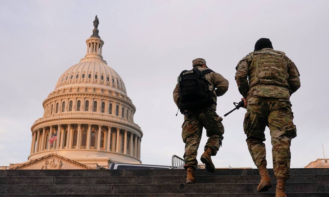 Integrantes da Guarda Nacional caminham pelos arredores do Capitílio, em Washington Foto: JOSHUA ROBERTS / REUTERS