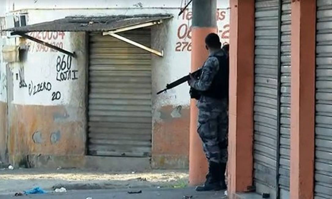 Um dos PMs que participam da operação na comunidade do Castelar Foto: TV Globo / Reprodução