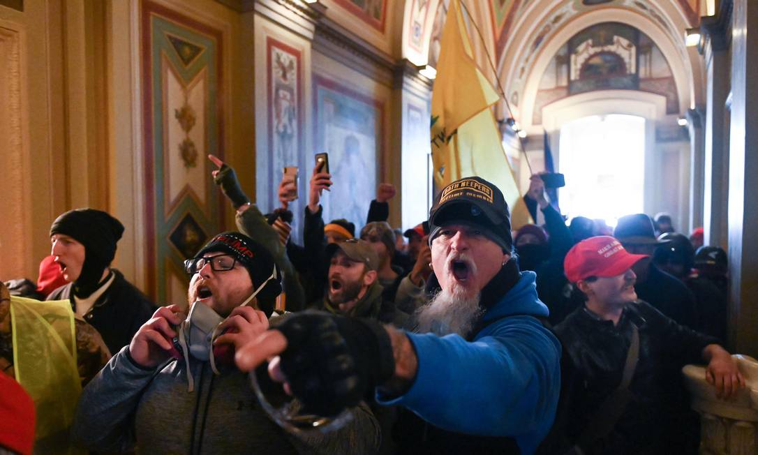 Apoiadores do presidente Donald Trump invadiram o Capitólio em 6 de janeiro Foto: Roberto Schmidt / AFP