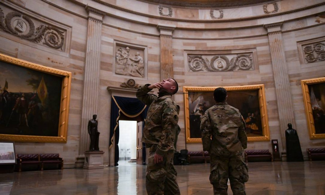 Membros da Guarda Nacional visitam a Rotunda do Capitólio Foto: BRANDON BELL / REUTERS