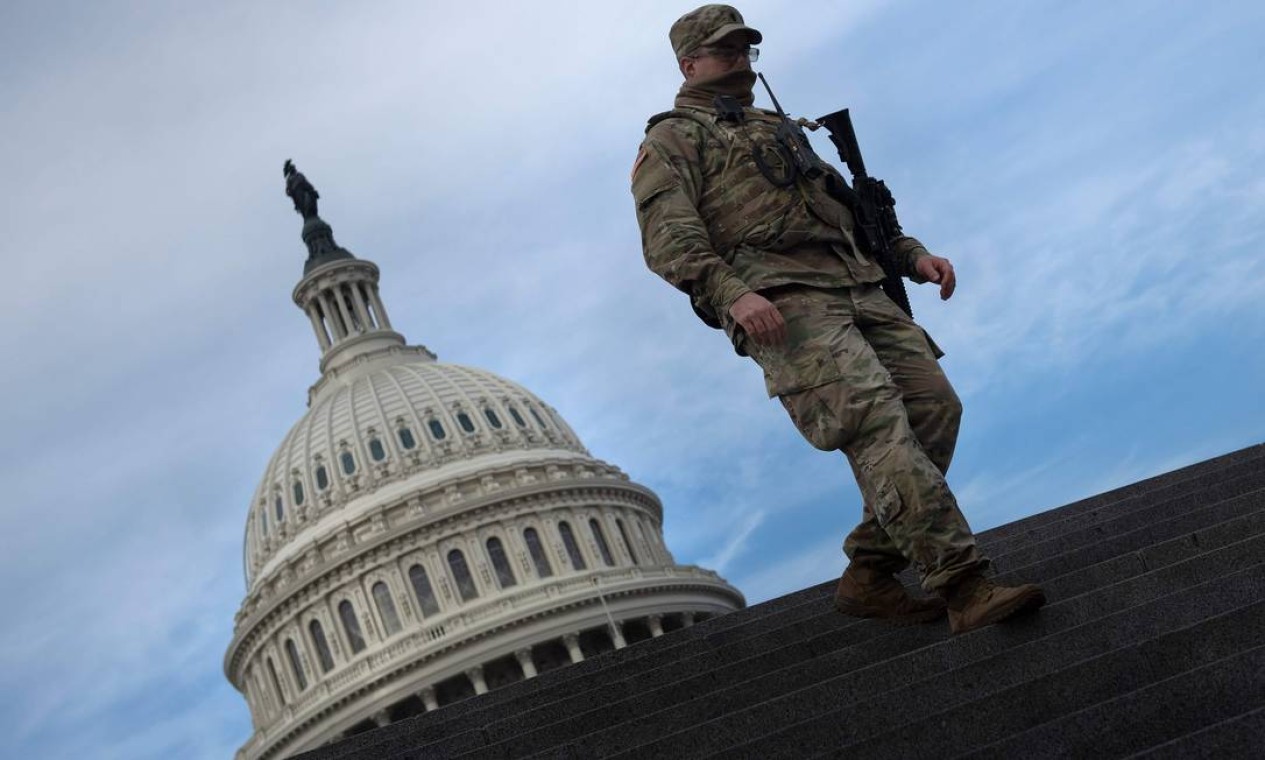 Guarda Nacional ocupa áreas externa e interna do Capitólio dos EUA, em Washington Foto: BRENDAN SMIALOWSKI / AFP