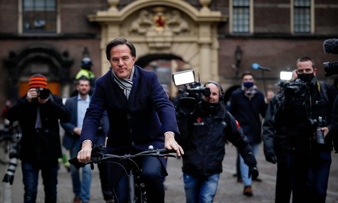 O primeiro-ministro holandês Mark Rutte deixa uma entrevista após renunciar do governo Foto: REMKO DE WAAL / AFP