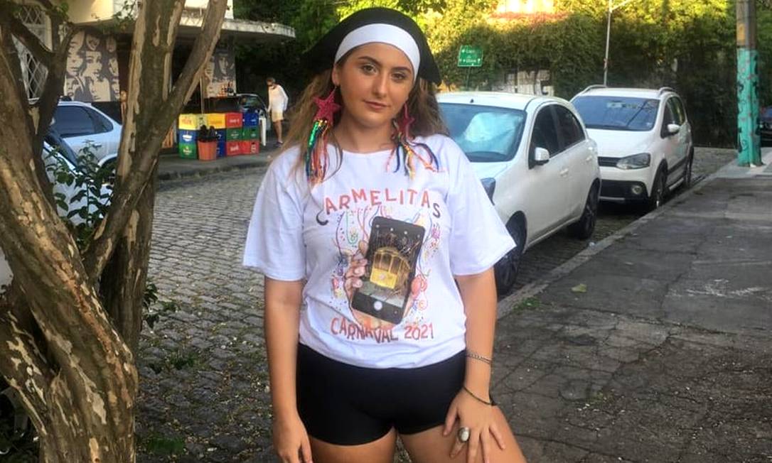 Giovanna Pimentel, foliã do Bloco das Carmelitas, usa a camisa deste ano: estampa também é usada em vestido Foto: Divulgação / Bloco das Carmelitas