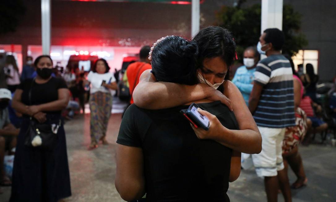 Inconsoláveis, pessoas aguardam informações sobre seus familiares internados no Hospital 28 de Agosto Foto: BRUNO KELLY / REUTERS