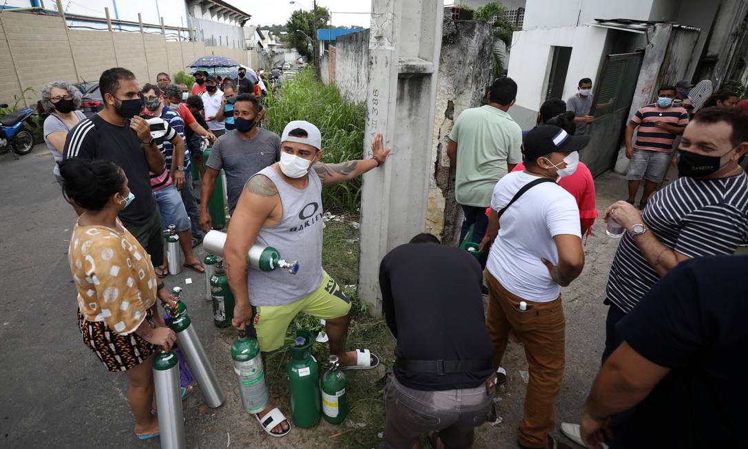 Parentes aguardam em fila para comprar botijão de oxigênio de em uma empresa privada em Manaus Foto: BRUNO KELLY / REUTERS