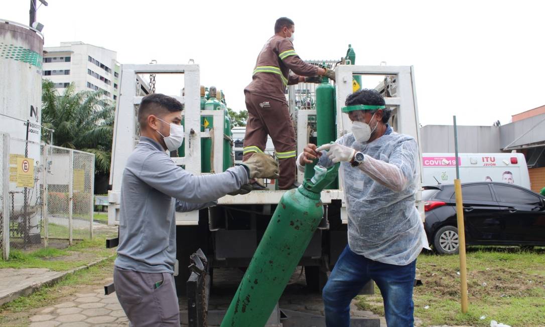 Funcionários manuseiam cilindros de oxigênio em Manaus Foto: Erikson Andrade / SSP-AM