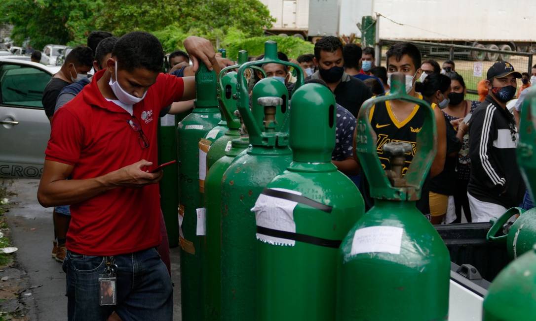 Fila para recarregar cilindros de oxigênio em Manaus Foto: Fotoarena / Agência O Globo