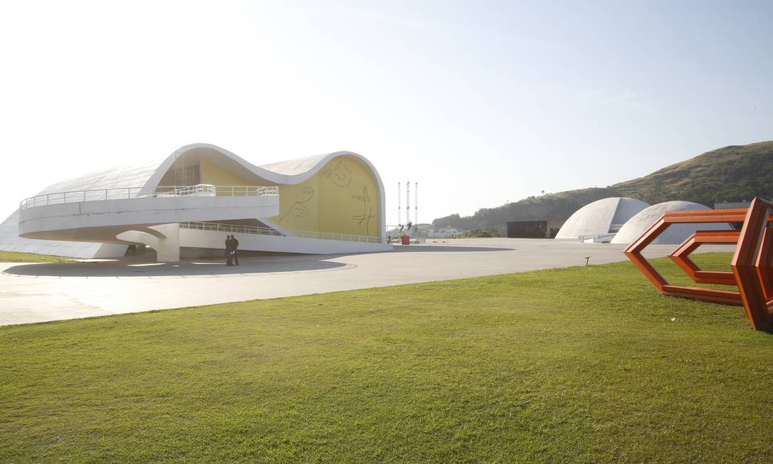 
No Caminho Niemeyer, no Centro, será montado um posto no sistema drive-thru, em que as pessoas serão vacinadas sem sair do carro
Foto:
Agência O Globo
/
Fábio Guimarães/11-9-2019
