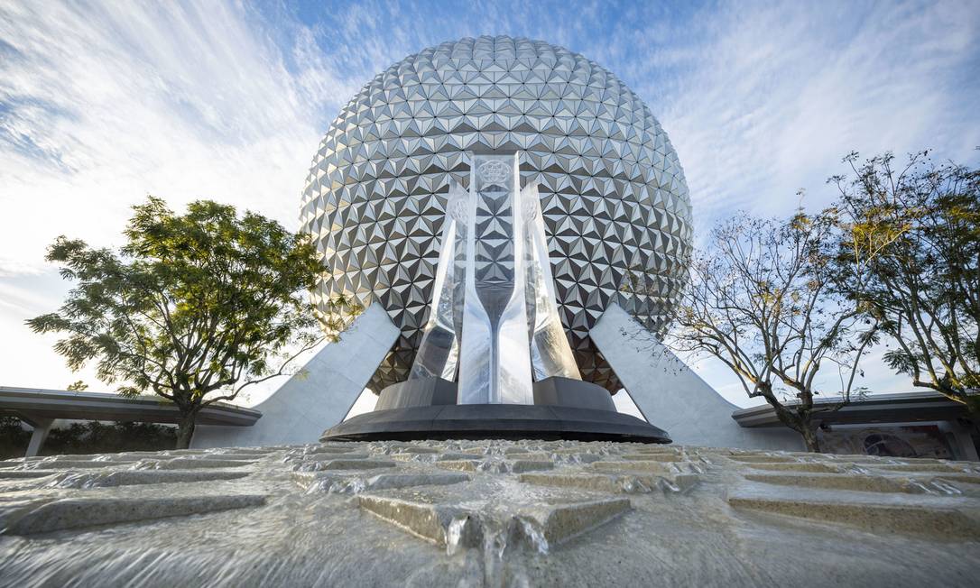 A nova fonte em frente à Spaceship Earth, a construção que é símbolo do parque EPCOT, no Walt Disney World, em Orlando Foto: Matt Stroshane / Walt Disney World / Divulgação