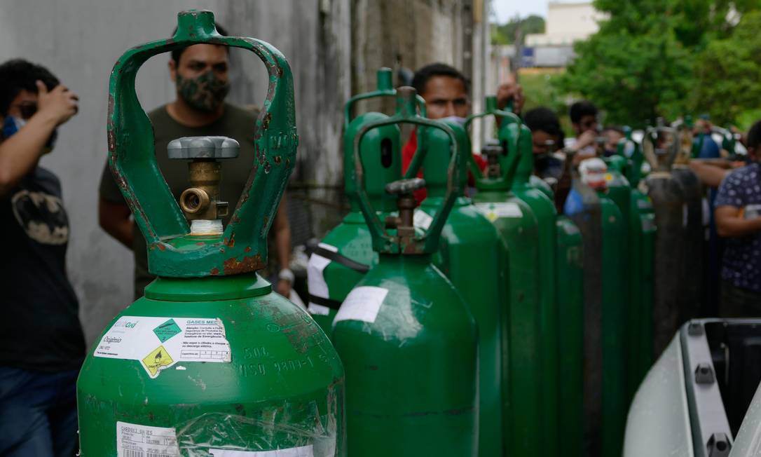 Fila de parentes de pacientes que esperam para recarregar cilindros de oxigênio em Manaus Foto: Sandro Pereira/Fotoarena / Agência O Globo