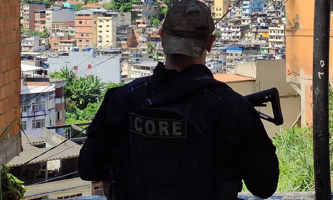 Polícia civil apreende fuzil em operação. Três homens morreram Foto: Divulgação