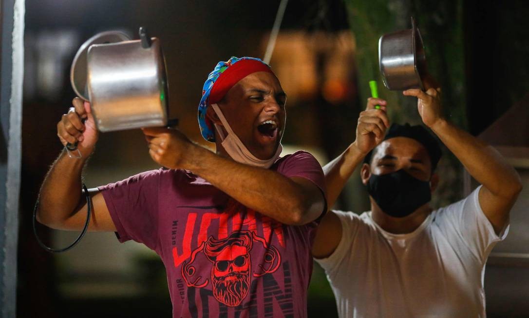 Manifestantes batem panelas em protesto contra o presidente Jair Bolsonaro ao proferir um discurso na TV, em Brasília, nesta sexta-feira (15), em meio ao novo surto de Covid-19 que afeta mais duramente a cidade de Manaus, no Amazonas Foto: SERGIO LIMA / AFP