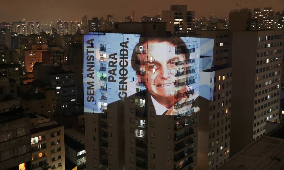 Imagem do presidente Jair Bolsonaro com a frase &#034;Sem anistia para genocida&#034; é projetada em um prédio em São Paulo durante um protesto Foto: AMANDA PEROBELLI / REUTERS