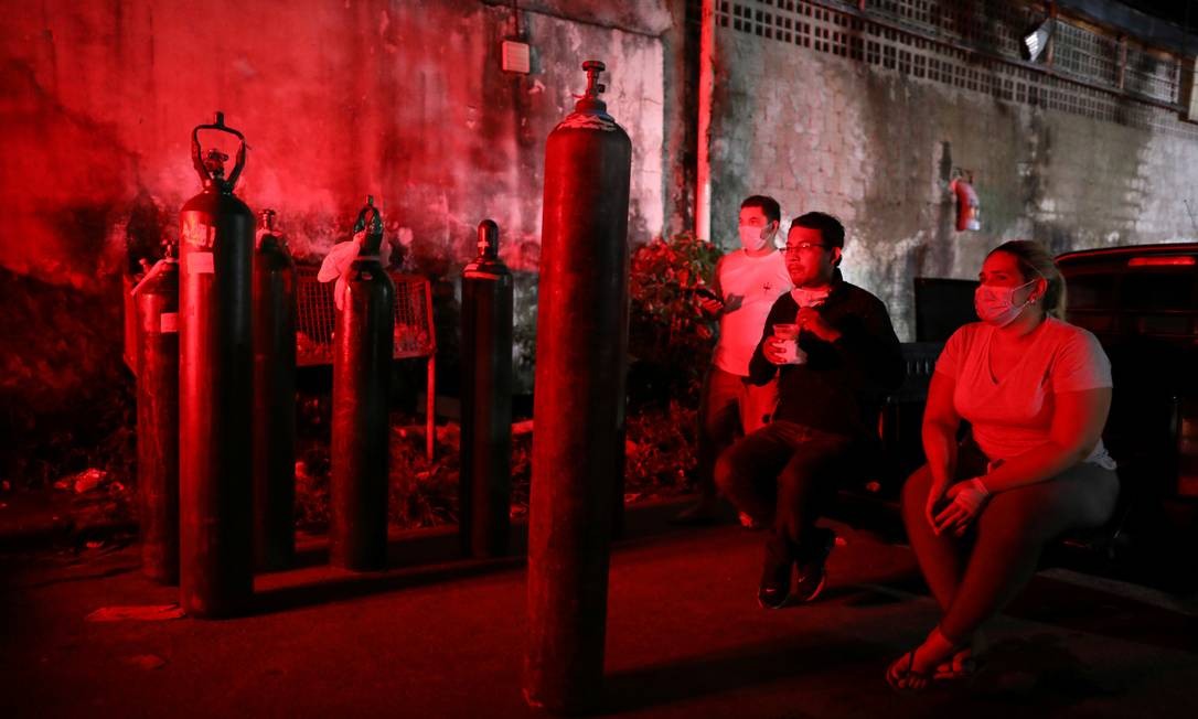 Parentes de pacientes internados ou em atendimento domiciliar aguardam em fila para comprar oxigênio em meio à crise de escassez do insumo em Manaus Foto: BRUNO KELLY / REUTERS