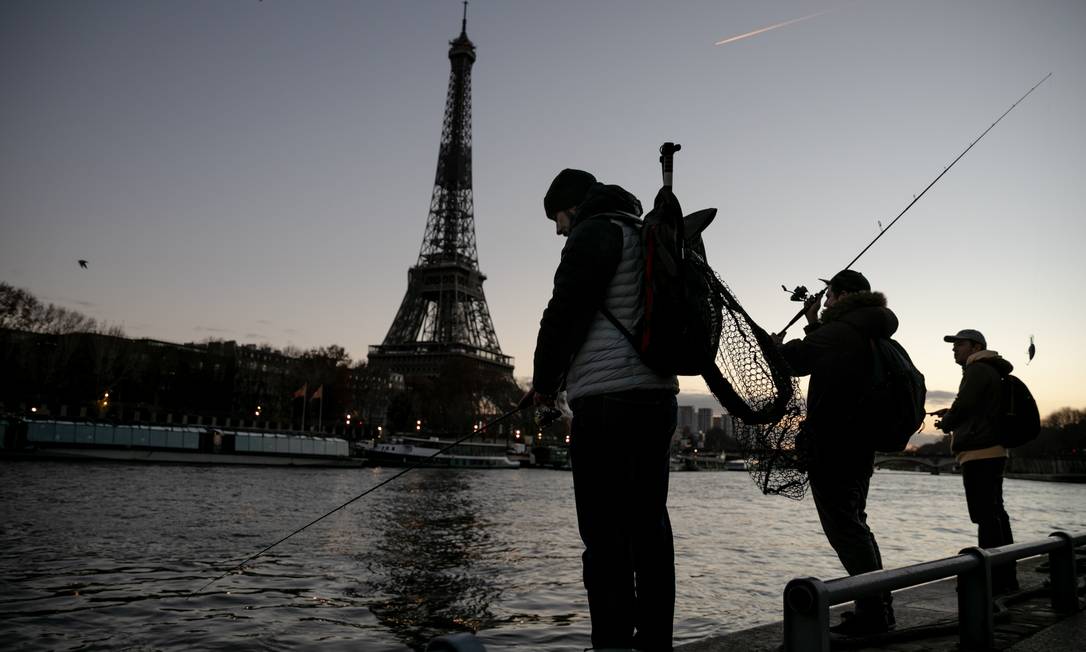 Pesca urbana em Paris Foto: ANDREA MANTOVANI / NYT